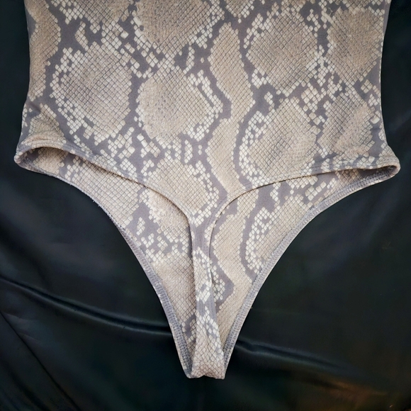 Babaton Aritzia Irwin Contour Bodysuit Animal Print Stretchy Sz Small - Picture 4 of 9